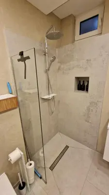 Ein Badezimmer in der Unterkunft AUXBRG - 4 Zimmer, XL Wasserbett, 65 Zoll TV, XL Terrasse