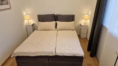 Ein Bett oder Betten in einem Zimmer der Unterkunft AUXBRG - 4 Zimmer, XL Wasserbett, 65 Zoll TV, XL Terrasse