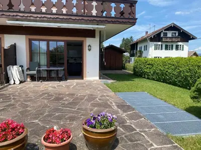 Ein Garten an der Unterkunft Alpenjuwel