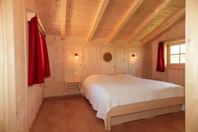Ein Bett oder Betten in einem Zimmer der Unterkunft Alpenchalets Hotel Lambach