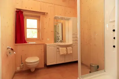 Ein Badezimmer in der Unterkunft Alpenchalets Hotel Lambach
