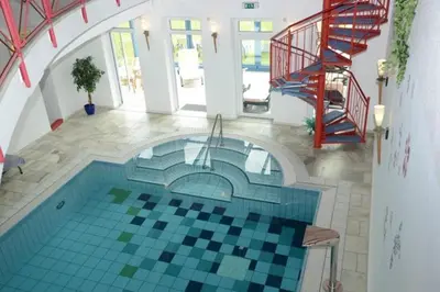 Der Swimmingpool an oder in der Nähe von Alpenchalets Hotel Lambach