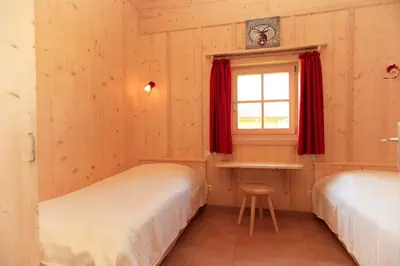 Ein Bett oder Betten in einem Zimmer der Unterkunft Alpenchalets Hotel Lambach