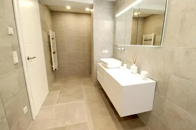 Ein Badezimmer in der Unterkunft NEW! Calm City Design-House, U-Bahn, Terrace, Office
