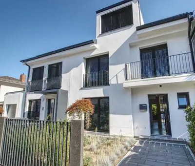 Das Gebäude in dem sich das Ferienhaus befindet