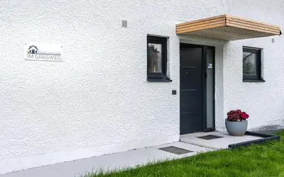 Eine Fassade oder ein Eingang zu Im Grasweg