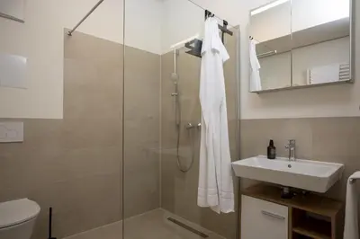 Ein Badezimmer in der Unterkunft GoldenKey Suite am Rathausplatz NEU eingerichtet