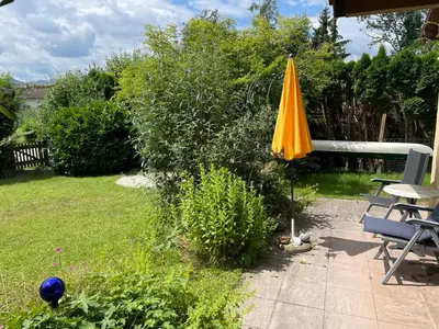 Ein Garten an der Unterkunft FeWoLo