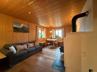 Ein Sitzbereich in der Unterkunft Langegger Alm - Almhütte