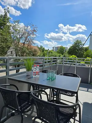 Ein Balkon oder eine Terrasse in der Unterkunft Modernes Apartment in guter Lage Deluxe