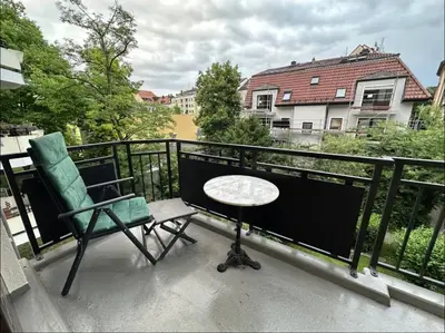 Ein Balkon oder eine Terrasse in der Unterkunft Quiet Retreat with Balcony in the Centre of Munich
