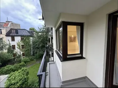 Ein Balkon oder eine Terrasse in der Unterkunft Quiet Retreat with Balcony in the Centre of Munich
