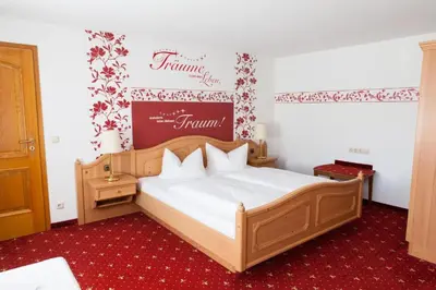 Ein Bett oder Betten in einem Zimmer der Unterkunft Pension zur Post