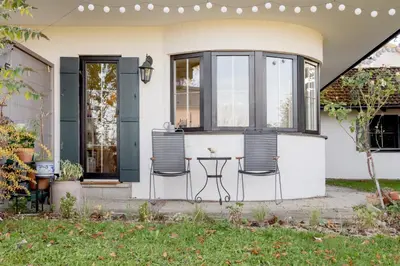 Ein Garten an der Unterkunft Design-Apartment am Chiemsee