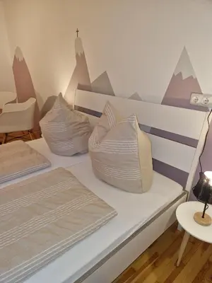Ein Bett oder Betten in einem Zimmer der Unterkunft Ferienwohnung Dorfglück