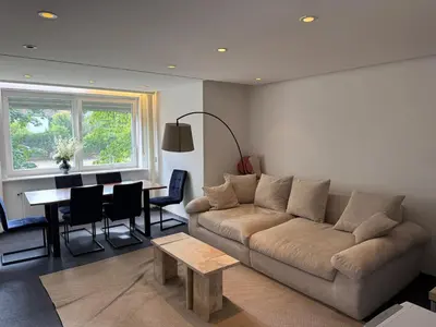 Ein Sitzbereich in der Unterkunft Quiet Family Apartment - 10 min to Center & Oktoberfest - Free Parking - near Nymphenburg Palace & Botanical Garden