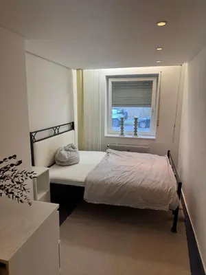 Ein Bett oder Betten in einem Zimmer der Unterkunft Quiet Family Apartment - 10 min to Center & Oktoberfest - Free Parking - near Nymphenburg Palace & Botanical Garden