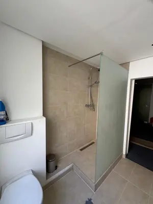 Ein Badezimmer in der Unterkunft Quiet Family Apartment - 10 min to Center & Oktoberfest - Free Parking - near Nymphenburg Palace & Botanical Garden