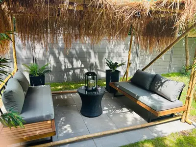Ein Garten an der Unterkunft KJ Ferienwohnung bis 10P-Zentral-Garten-WIFI-Parken-Grill