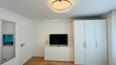TV/Unterhaltungsangebot in der Unterkunft KJ Ferienwohnung bis 10P-Zentral-Garten-WIFI-Parken-Grill