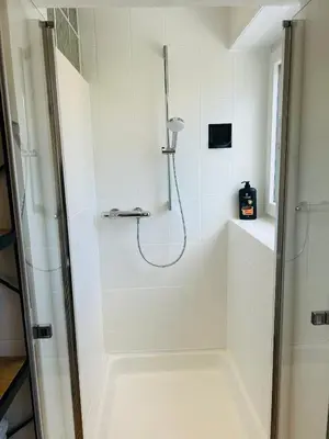 Ein Badezimmer in der Unterkunft KJ Ferienwohnung bis 10P-Zentral-Garten-WIFI-Parken-Grill