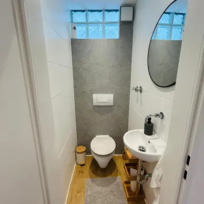 Ein Badezimmer in der Unterkunft KJ Ferienwohnung bis 10P-Zentral-Garten-WIFI-Parken-Grill