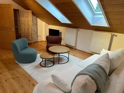 Ein Sitzbereich in der Unterkunft Moderne Wohnung im Grünen