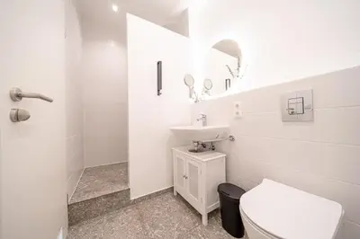 Ein Badezimmer in der Unterkunft 3 Modern city studio for 6 Bogenhausen near Messe Munich