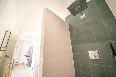 Ein Badezimmer in der Unterkunft 5 Modern city studio for 6 Bogenhausen near Messe Munich