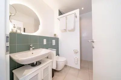 Ein Badezimmer in der Unterkunft 5 Modern city studio for 6 Bogenhausen near Messe Munich