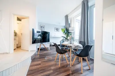 Ein Sitzbereich in der Unterkunft 5 Modern city studio for 6 Bogenhausen near Messe Munich