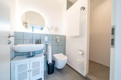 Ein Badezimmer in der Unterkunft 6 Modern city studio for 7 Bogenhausen near Messe Munich