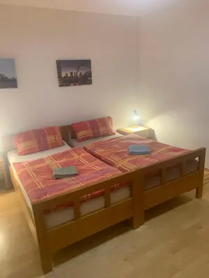 Ein Bett oder Betten in einem Zimmer der Unterkunft Grosses Haus bei München mit 4 Schlafzimmern für bis zu 10 Personen