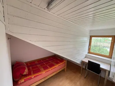 Ein Bett oder Betten in einem Zimmer der Unterkunft Grosses Haus bei München mit 4 Schlafzimmern für bis zu 10 Personen