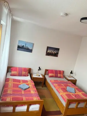 Ein Bett oder Betten in einem Zimmer der Unterkunft Grosses Haus bei München mit 4 Schlafzimmern für bis zu 10 Personen