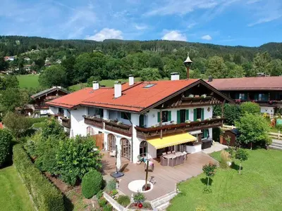 Ein allgemeiner Bergblick oder ein Berglick von des Ferienhauses aus