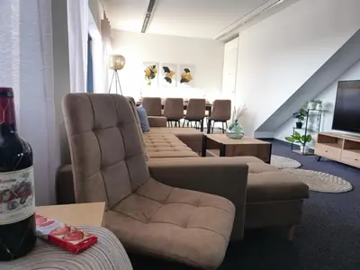 Ein Sitzbereich in der Unterkunft Große Wohnung nahe München