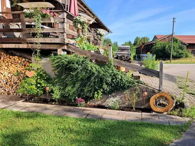Ein Garten an der Unterkunft Ferienwohnung in Niederhasling