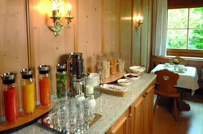 Getränke in der Unterkunft Hotel Alpenhof - ruhige Wohlfühloase zwischen München, dem Fünf-Seenland und den Bergen, in S-Bahnnähe