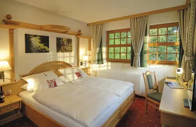 Ein Bett oder Betten in einem Zimmer der Unterkunft Hotel Alpenhof - ruhige Wohlfühloase zwischen München, dem Fünf-Seenland und den Bergen, in S-Bahnnähe