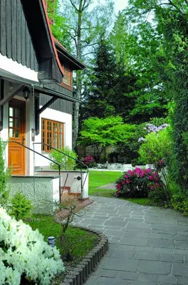 Ein Garten an der Unterkunft Hotel Alpenhof - ruhige Wohlfühloase zwischen München, dem Fünf-Seenland und den Bergen, in S-Bahnnähe
