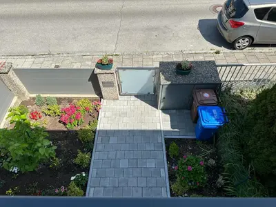 Ein Garten an der Unterkunft 90m2 ruhige und lichtdurchflutete 3 Zimmer Duplexwohnung in Altperlach