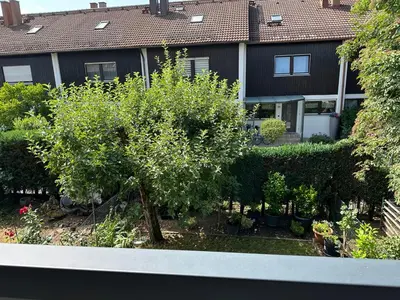 Ein Garten an der Unterkunft 90m2 ruhige und lichtdurchflutete 3 Zimmer Duplexwohnung in Altperlach