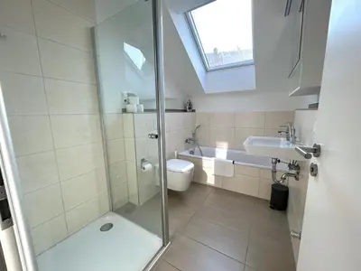 Ein Badezimmer in der Unterkunft Grand Suite - Perfekt für 6! Parken Flughafen