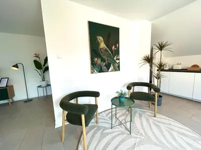 Ein Sitzbereich in der Unterkunft Grand Suite - Perfekt für 6! Parken Flughafen