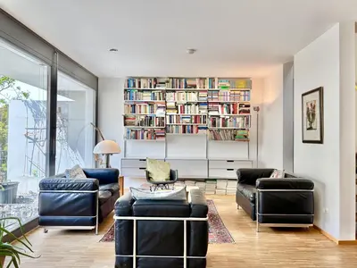 Ein Sitzbereich in der Unterkunft Snug Stays 7 - Design House in Starnberg, Terrace, Lake, Munich south