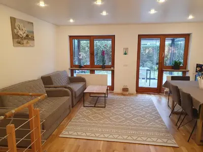 Ein Sitzbereich in der Unterkunft 80m2 ruhige 3 Zimmer Duplexwohnung mit zwei Bäder und schönem Garten