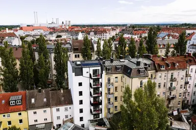 Ein allgemeiner Blick auf München oder ein Stadtblick von des Aparthotels aus