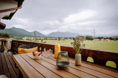 Ein allgemeiner Bergblick oder ein Berglick von der Ferienwohnung aus