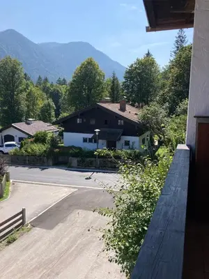 Ein allgemeiner Bergblick oder ein Berglick von des Privatzimmers aus